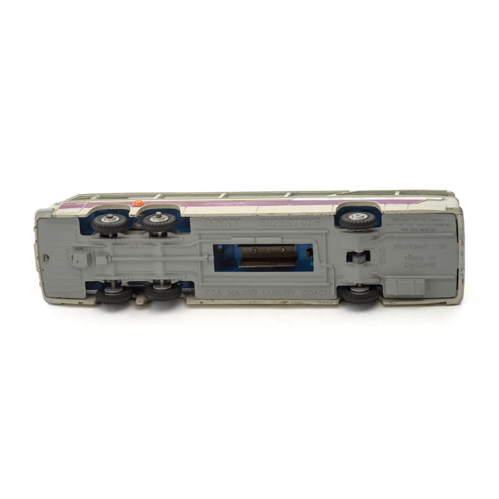 Châssis de l'autocar Dinky Supertoys 952 avec inscriptions Meccano et compartiment à pile