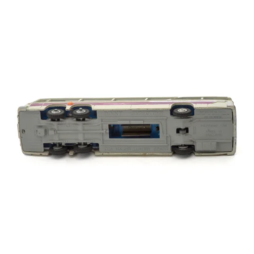 Châssis de l'autocar Dinky Supertoys 952 avec inscriptions Meccano et compartiment à pile