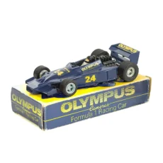 Voiture miniature Dinky Toys Hesketh 308E Olympus bleue posée sur sa boîte d'origine