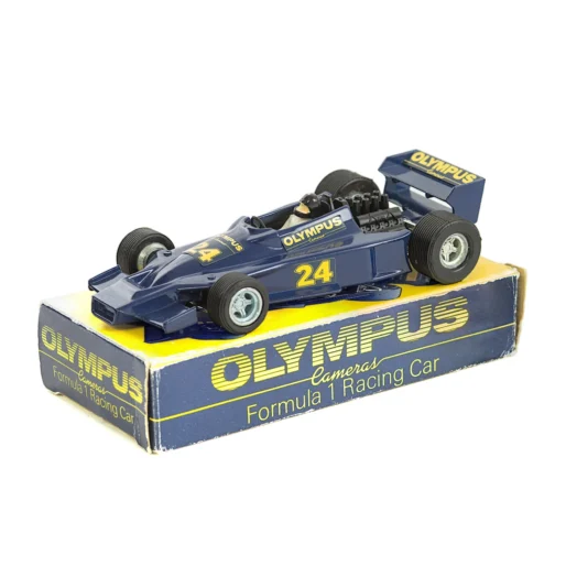 Voiture miniature Dinky Toys Hesketh 308E Olympus bleue posée sur sa boîte d'origine