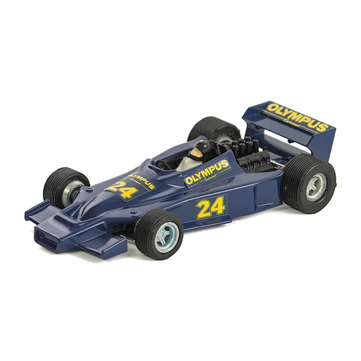 Vue de trois quarts avant de la Formule 1 Dinky Toys Hesketh avec son pilote
