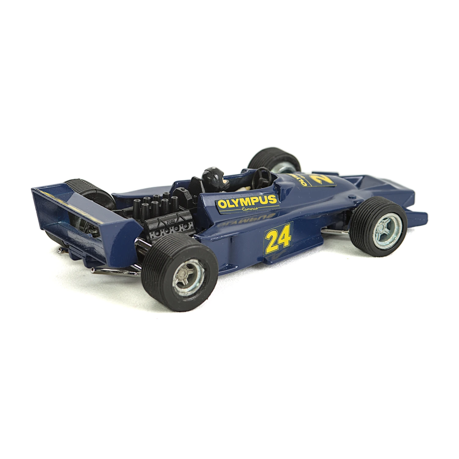 Vue arrière de la miniature Dinky Toys montrant les détails du moteur Ford Cosworth