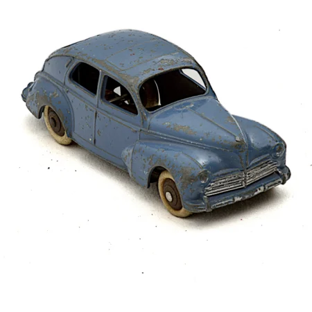 Miniature Dinky Toys Peugeot 203 bleue vue de trois quarts avant
