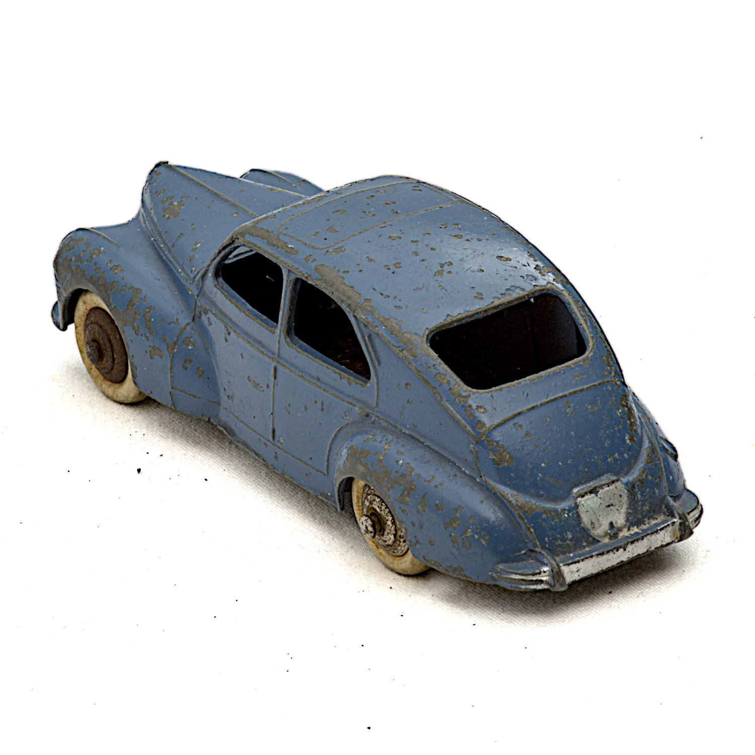 Miniature Dinky Toys Peugeot 203 bleue vue de trois quarts arrière