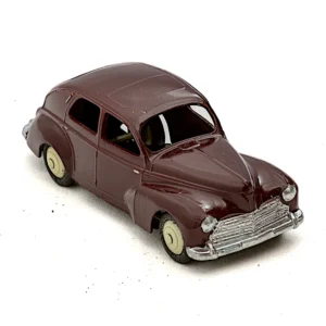 Vue avant de la miniature Dinky Toys Peugeot 203 de couleur bordeaux