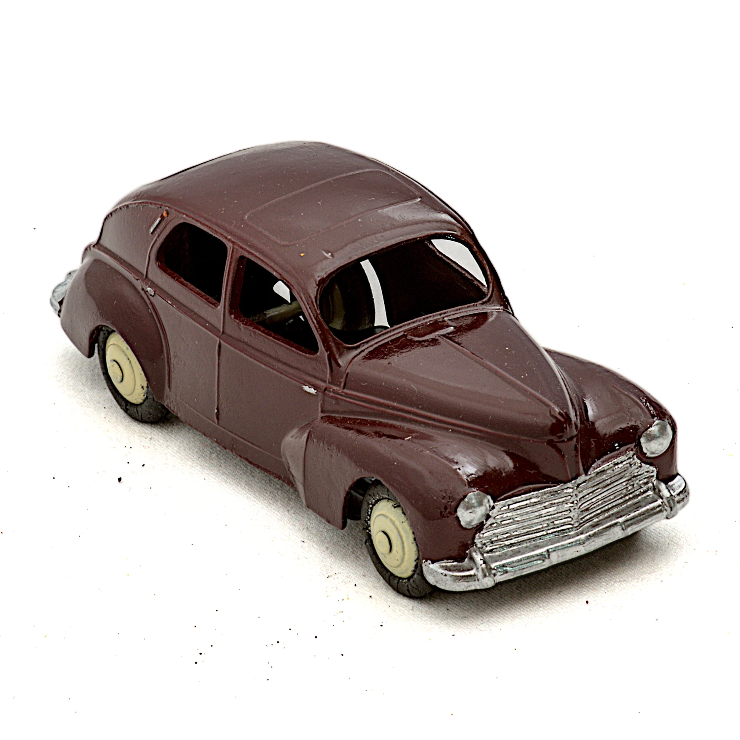 Vue avant de la miniature Dinky Toys Peugeot 203 de couleur bordeaux