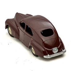 Vue arrière de la voiture miniature Dinky Toys Peugeot 203