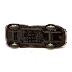 Gros plan sur le châssis de la Dinky Toys Peugeot 203 avec les inscriptions Meccano