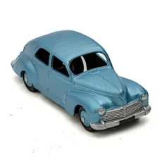 Voiture miniature Dinky Toys Peugeot 203 bleu métallisé vue de trois quarts avant