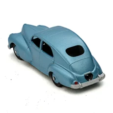 Voiture miniature Dinky Toys Peugeot 203 bleu métallisé vue de trois quarts arrière montrant la petite lunette