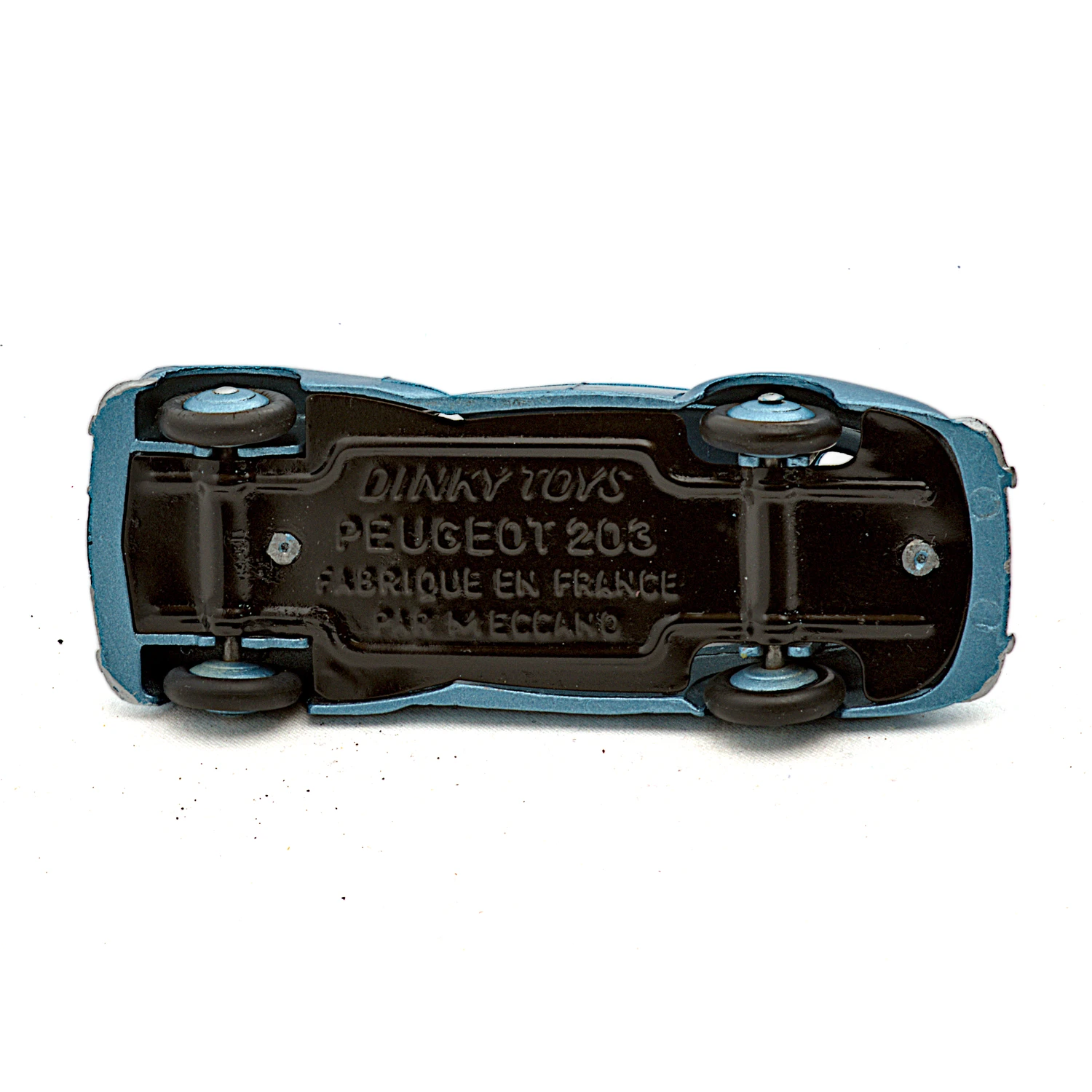 Châssis noir de la miniature Dinky Toys Peugeot 203 avec inscriptions Meccano France