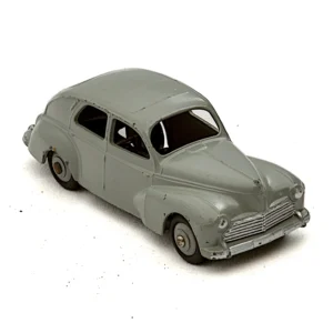 Vue de trois quarts avant de la miniature Dinky Toys Peugeot 203 grise avec éclats de peinture