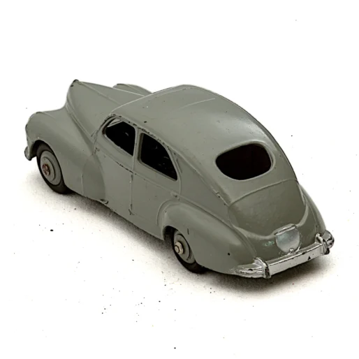 Vue de trois quarts arrière de la voiture miniature Peugeot 203 Dinky Toys montrant le pare-chocs argenté