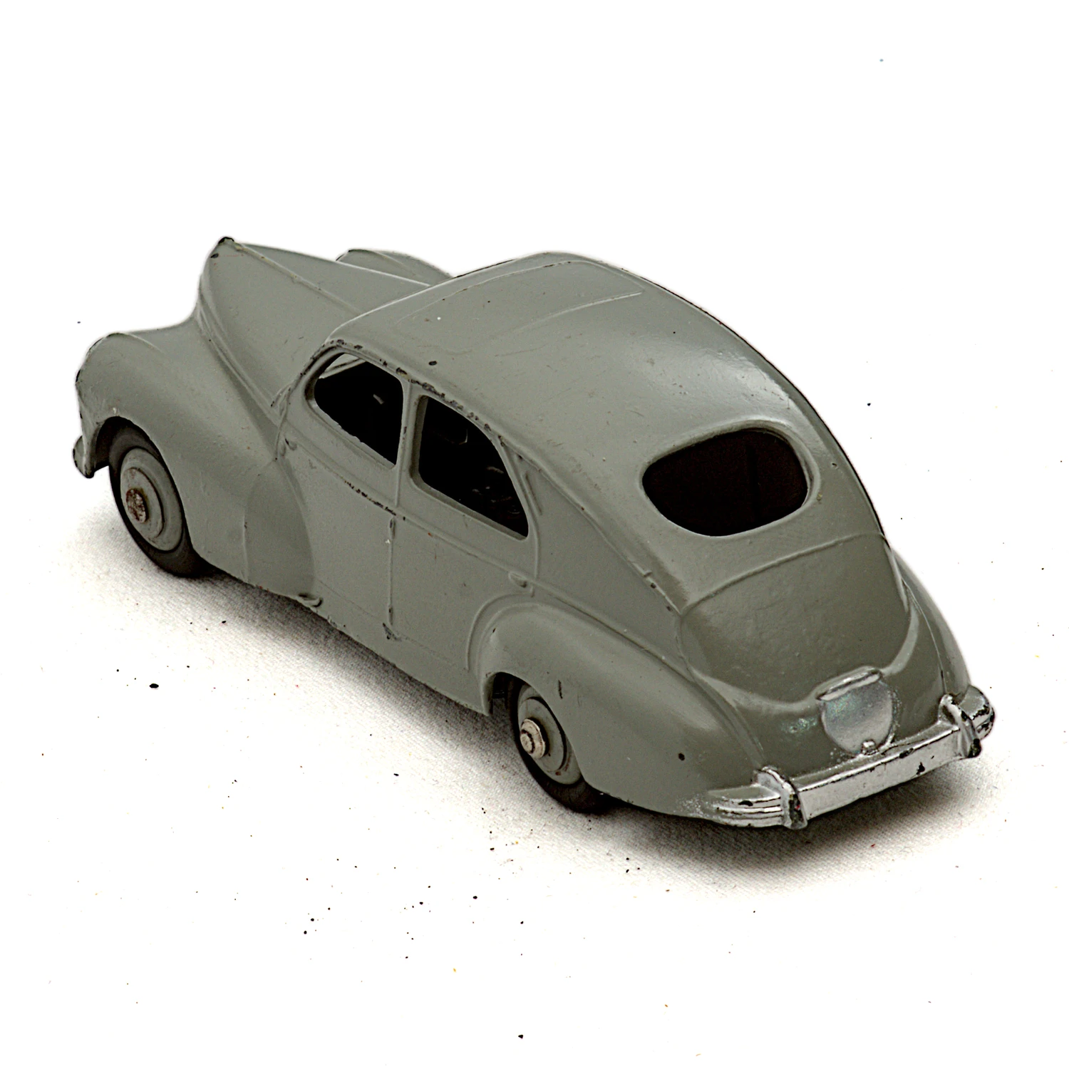 Vue de trois quarts arrière de la voiture miniature Peugeot 203 Dinky Toys montrant le pare-chocs argenté