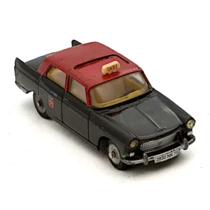 Vue de trois-quarts avant de la miniature Dinky Toys Peugeot 404 Taxi G7 noire et rouge