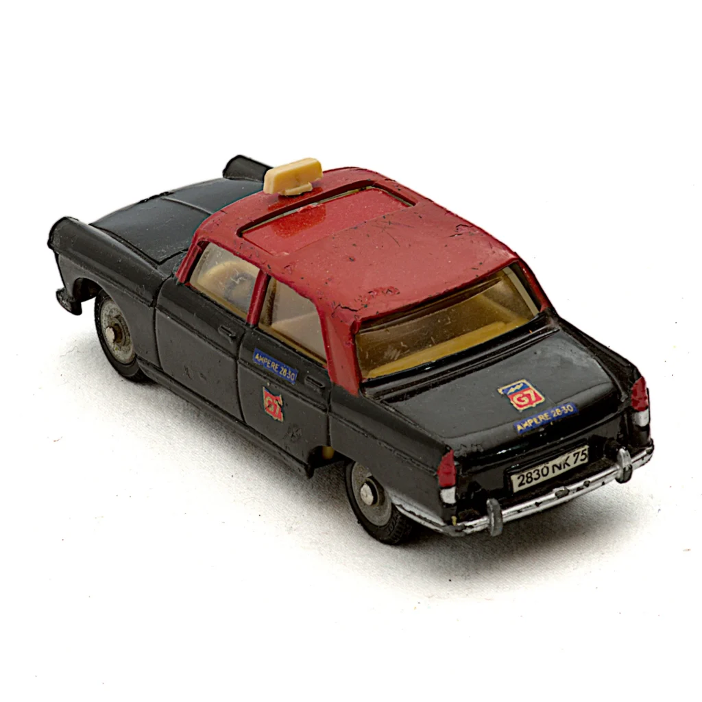 Vue de trois-quarts arrière de la Peugeot 404 Taxi G7 Dinky Toys montrant les décalcomanies