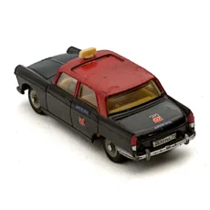Vue de trois-quarts arrière de la Peugeot 404 Taxi G7 Dinky Toys montrant les décalcomanies