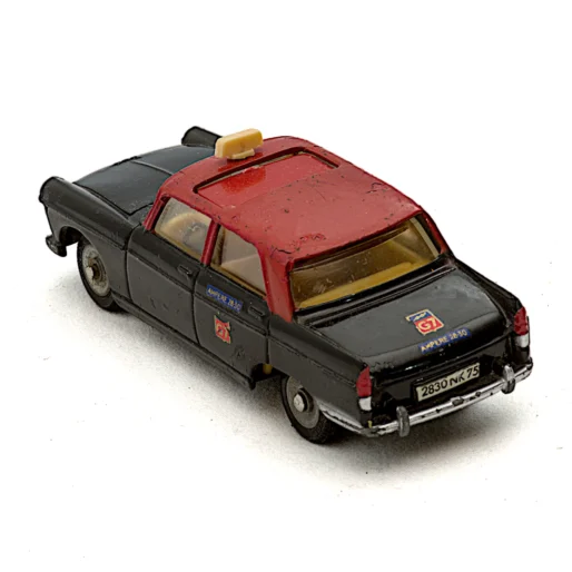 Vue de trois-quarts arrière de la Peugeot 404 Taxi G7 Dinky Toys montrant les décalcomanies