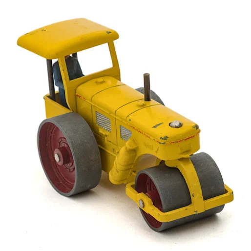 Vue de trois quarts avant du rouleau compresseur Richier Dinky Toys jaune