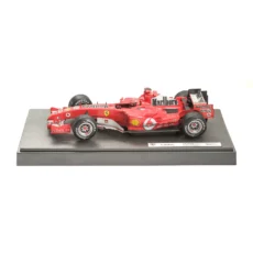 Vue de profil de la miniature Ferrari F2005 sur son socle d'exposition