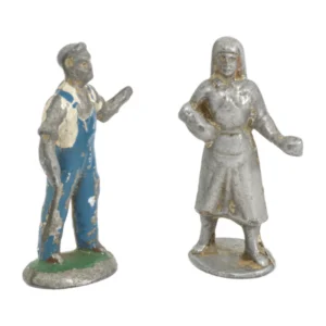Vue de face de deux figurines anciennes en plomb représentant un fermier en salopette bleue et une paysanne
