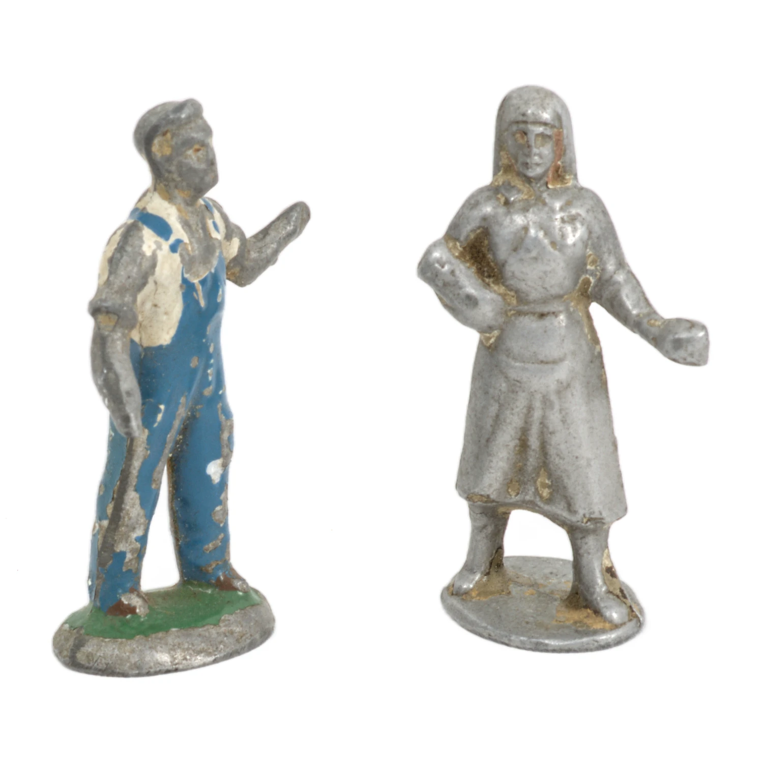 Vue de face de deux figurines anciennes en plomb représentant un fermier en salopette bleue et une paysanne