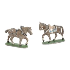 Vue de profil de deux figurines anciennes de chevaux en plomb peint avec usure