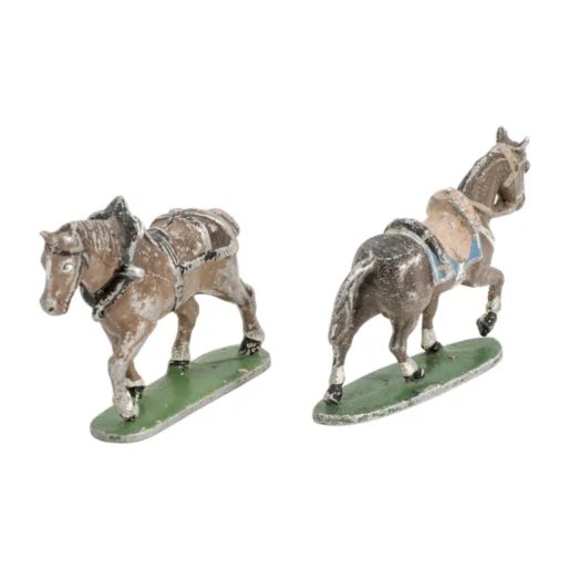 Vue de trois quarts arrière des deux chevaux miniatures en plomb sur leur socle vert