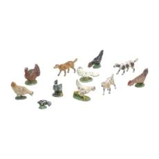 Lot de 11 figurines anciennes en plomb représentant des animaux de la ferme et des chiens sur fond blanc