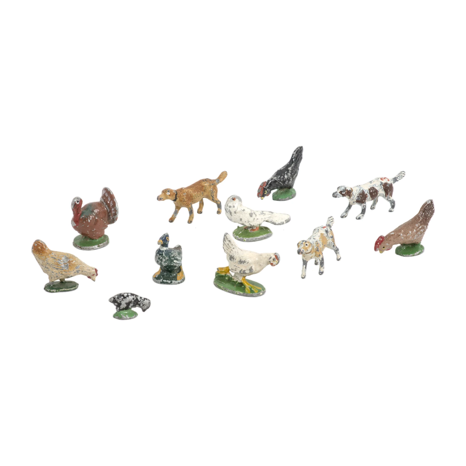 Lot de 11 figurines anciennes en plomb représentant des animaux de la ferme et des chiens sur fond blanc