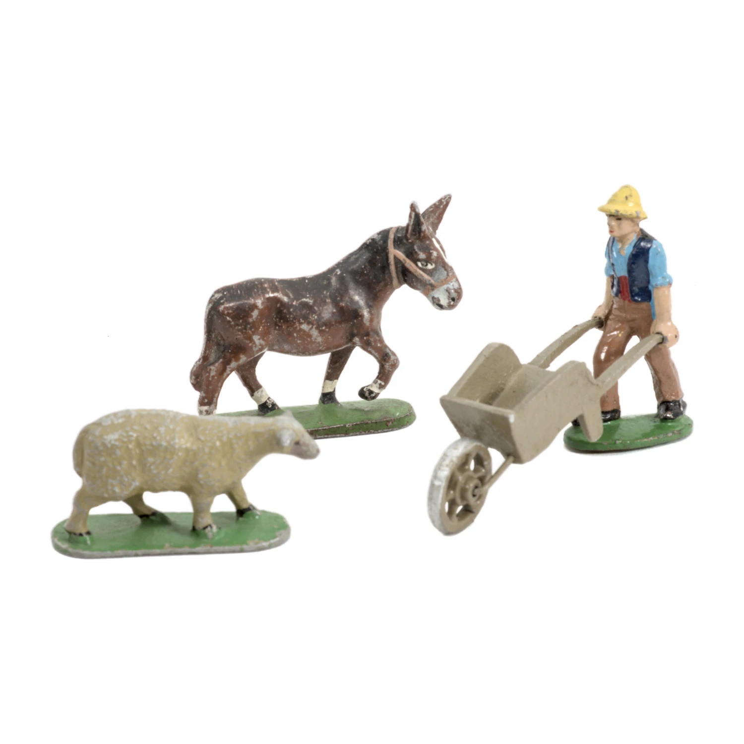 Lot de 3 figurines anciennes en métal peint représentant un paysan avec une brouette