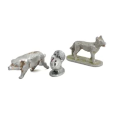 Lot de 3 petites figurines anciennes en plomb représentant un cochon