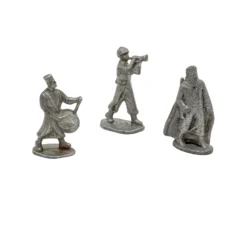Vue de face de trois figurines anciennes en plomb : un tambour