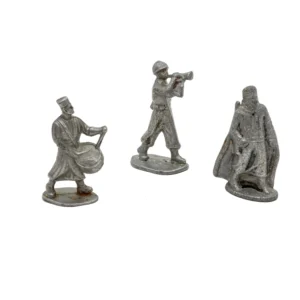 Vue de face de trois figurines anciennes en plomb : un tambour