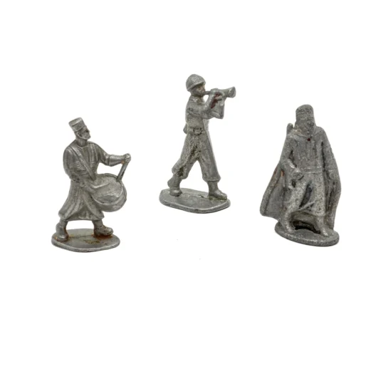 Vue de face de trois figurines anciennes en plomb : un tambour