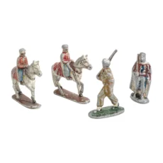 Vue de face de 4 figurines anciennes en plomb peint