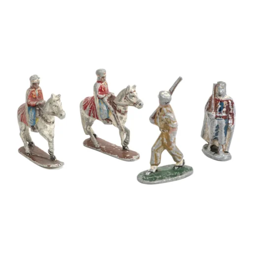 Vue de face de 4 figurines anciennes en plomb peint