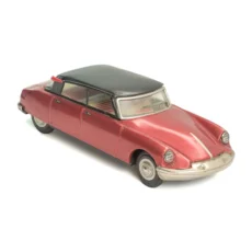 Voiture ancienne Joustra Citroën DS 19 en tôle rouge vue de trois quarts avant
