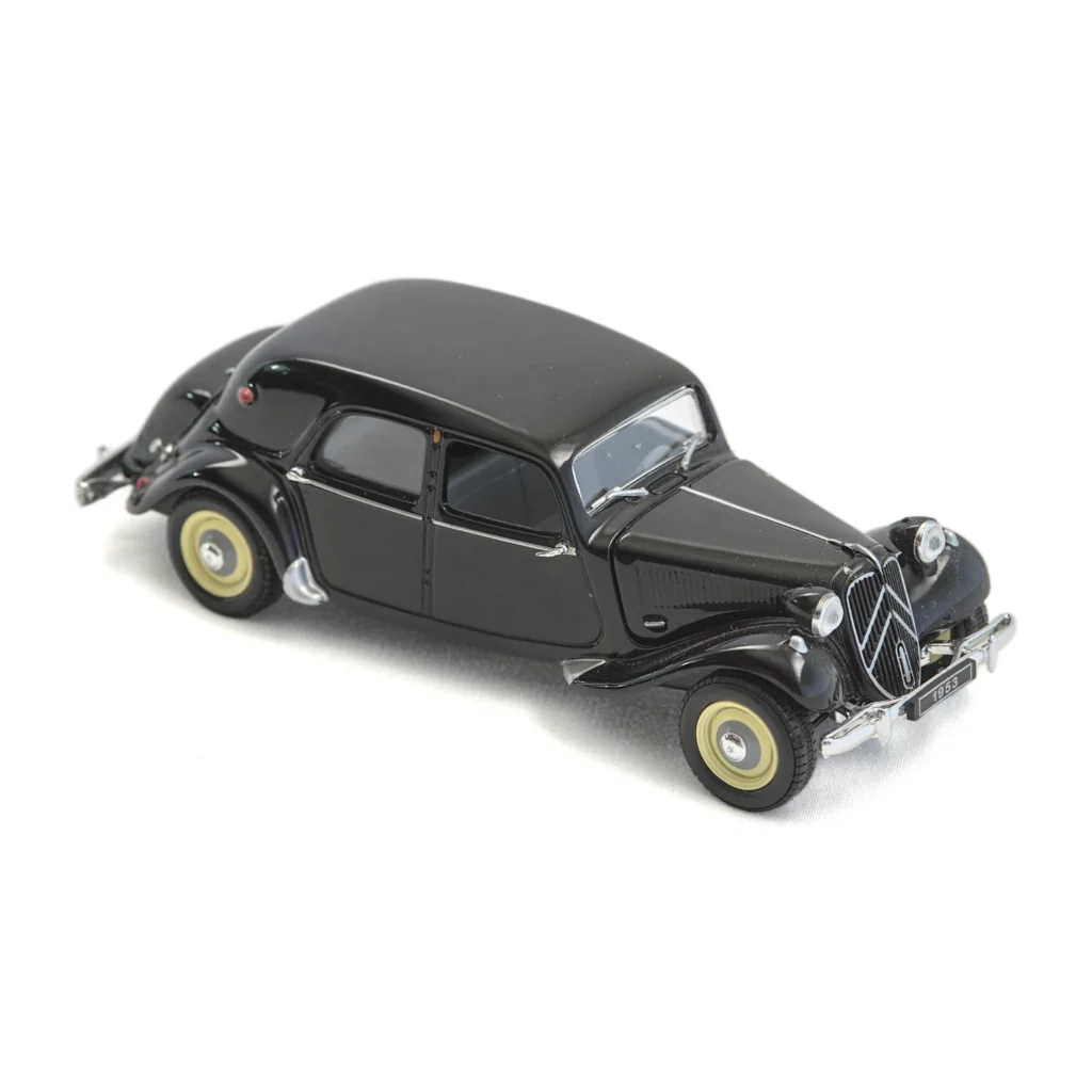 Vue de trois quarts avant de la miniature Citroën Traction 11 noire à l'échelle 1/43