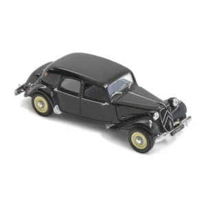 Vue de trois quarts avant de la miniature Citroën Traction 11 noire à l'échelle 1/43