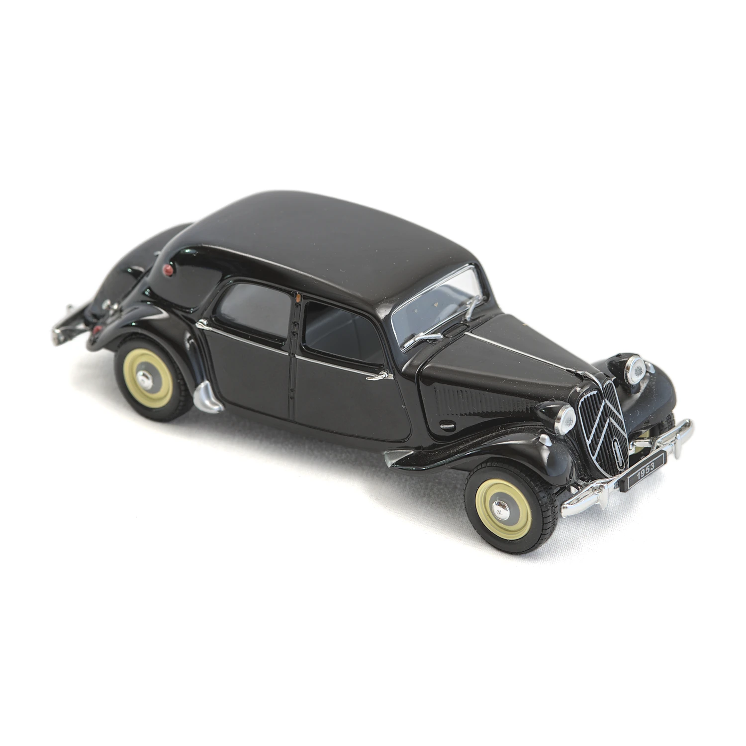 Vue de trois quarts avant de la miniature Citroën Traction 11 noire à l