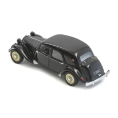 Vue de trois quarts arrière de la miniature Citroën Traction 11 montrant la plaque 1953