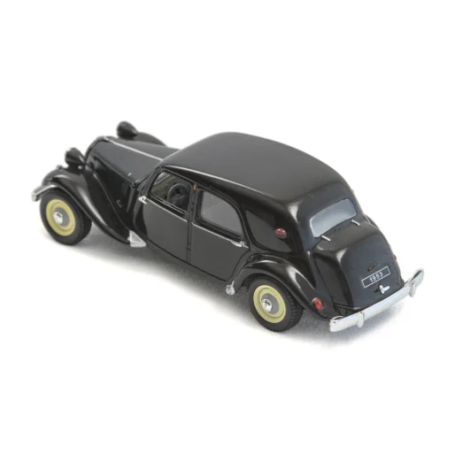 Vue de trois quarts arrière de la miniature Citroën Traction 11 montrant la plaque 1953