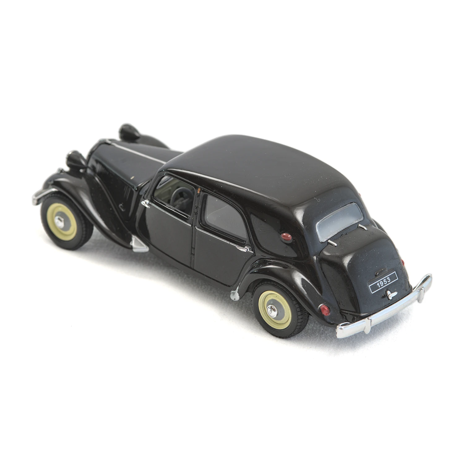 Vue de trois quarts arrière de la miniature Citroën Traction 11 montrant la plaque 1953