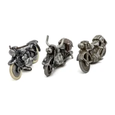 Lot de 3 motos miniatures anciennes en plomb vue de trois quarts