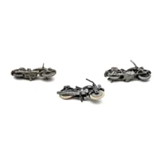 Dessous des motos miniatures en plomb montrant l'absence de marquage