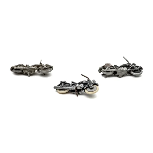 Dessous des motos miniatures en plomb montrant l'absence de marquage