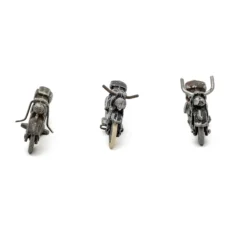 Vue de face des trois motos anciennes avec guidons tordus