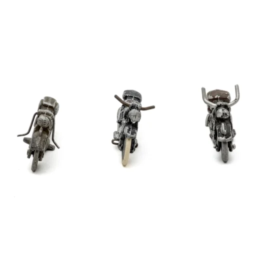 Vue de face des trois motos anciennes avec guidons tordus