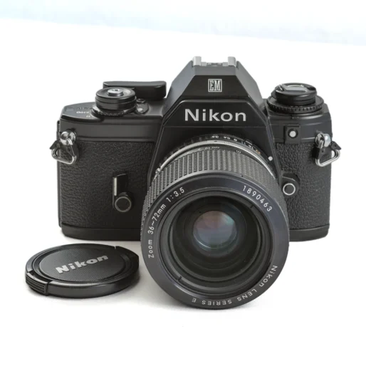 Nikon EM de face avec son bouchon d'objectif